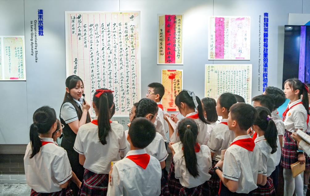 学生们在广东省汕头市侨批文物馆参观。新华社发(林鹏摄)